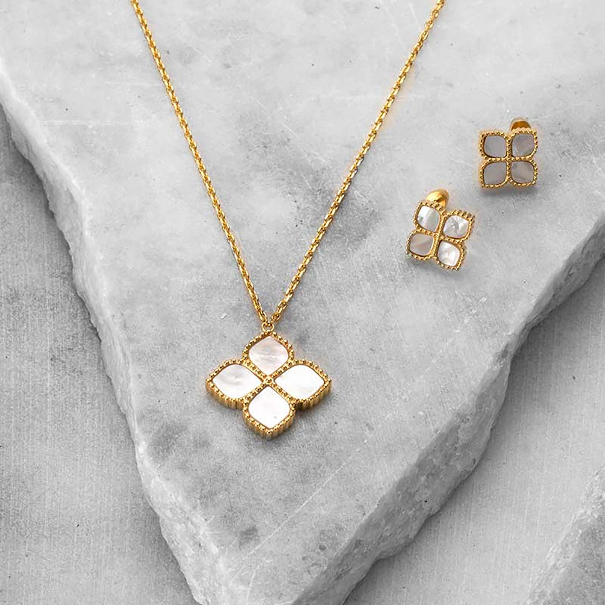 Joory / Necklace Pearl Gold