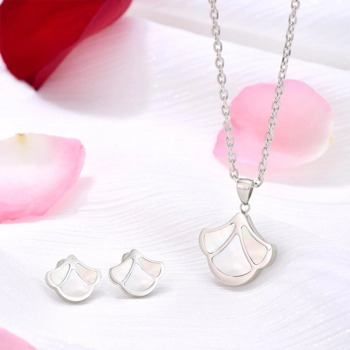 Tulip / Necklace Pearl Silver