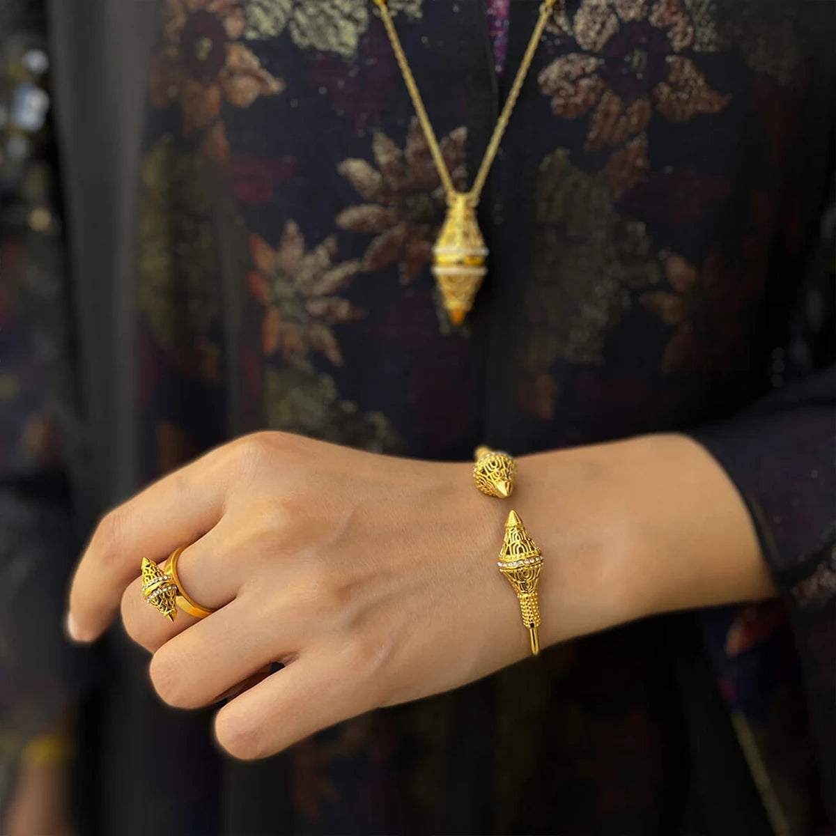 Lantern / Bangle Gold