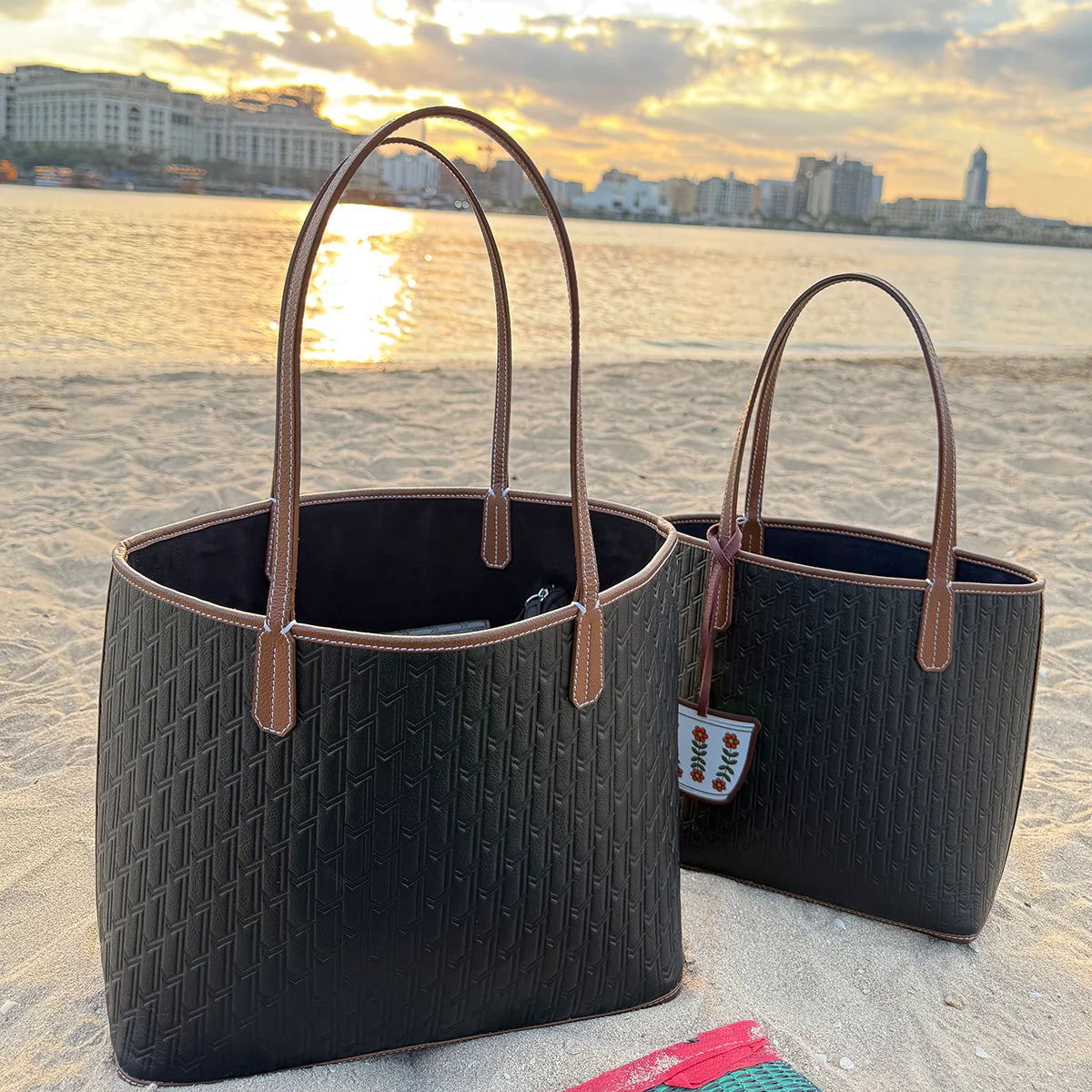 مجموعة هدية - شنطة الترافل توت / محفظة عالمية