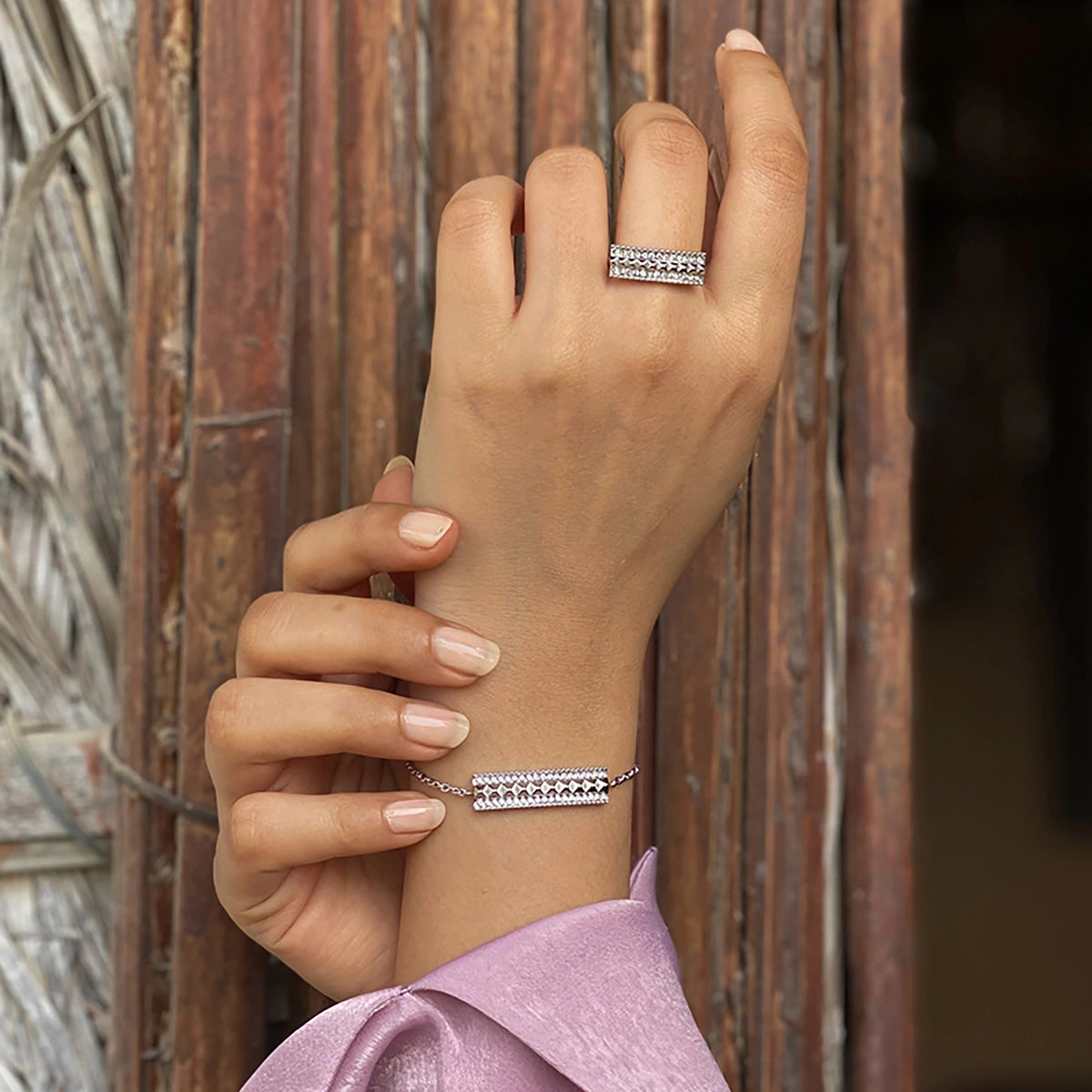 نورة / سوار باللون الفضي