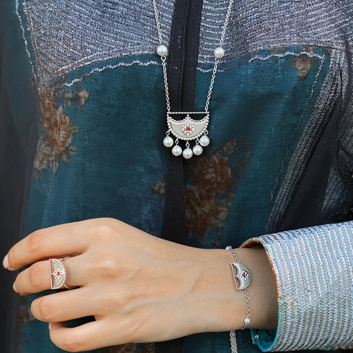 Shnaf / Necklace Pearl Silver