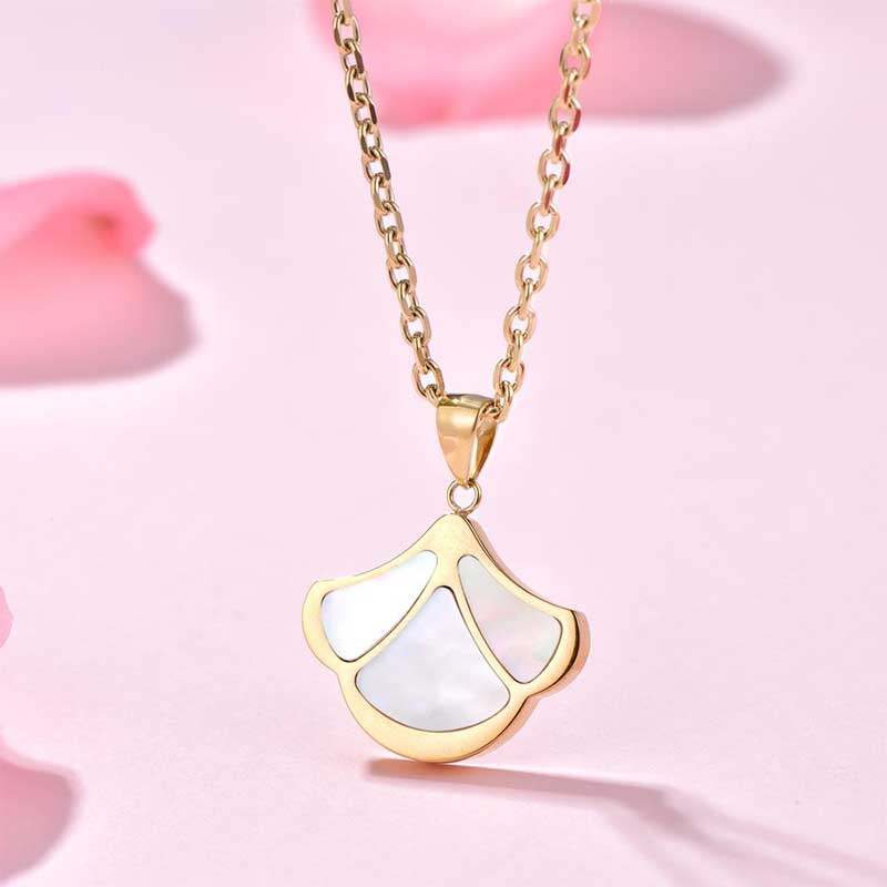 Tulip / Necklace Pearl Gold