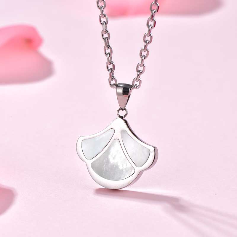 Tulip / Necklace Pearl Silver