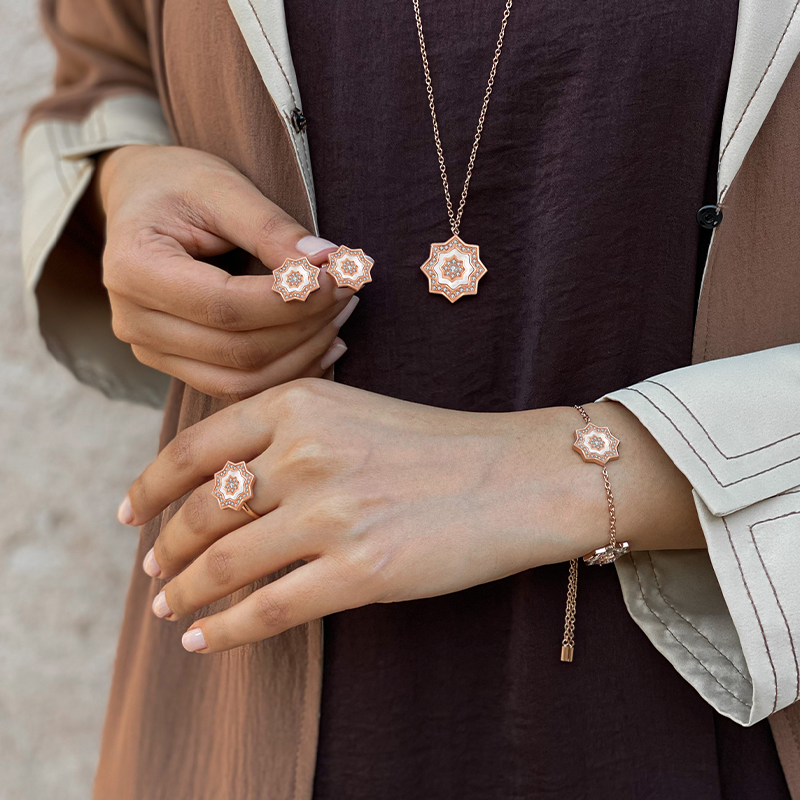 نجم / أقراط اللؤلؤ باللون الروز قولد