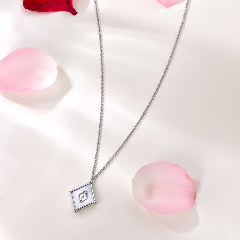 Kite / Necklace Pearl Silver